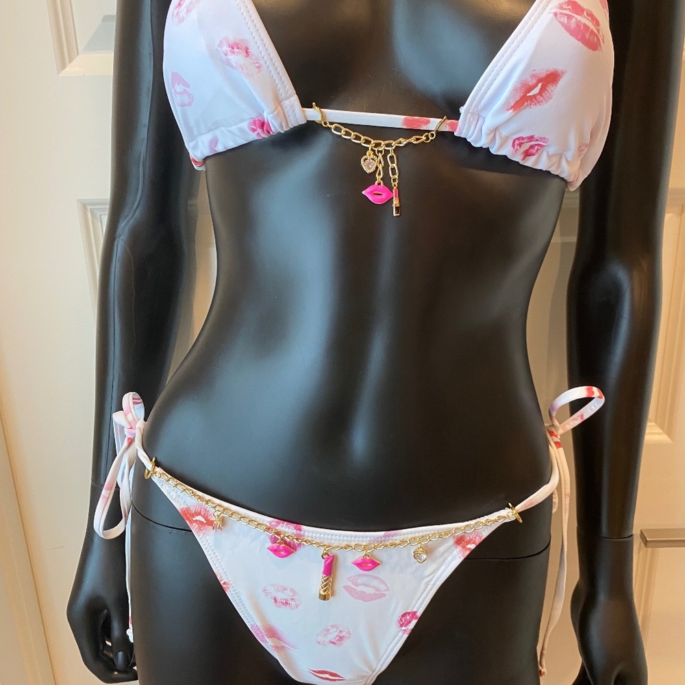Sleek Bikini with Charming Bikini’s Charms!